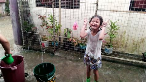 mga batang naliligo
